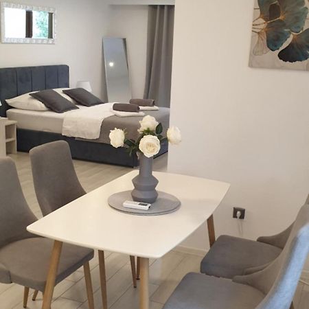 Romantic Apartment Rohreggerova Pula Exteriör bild